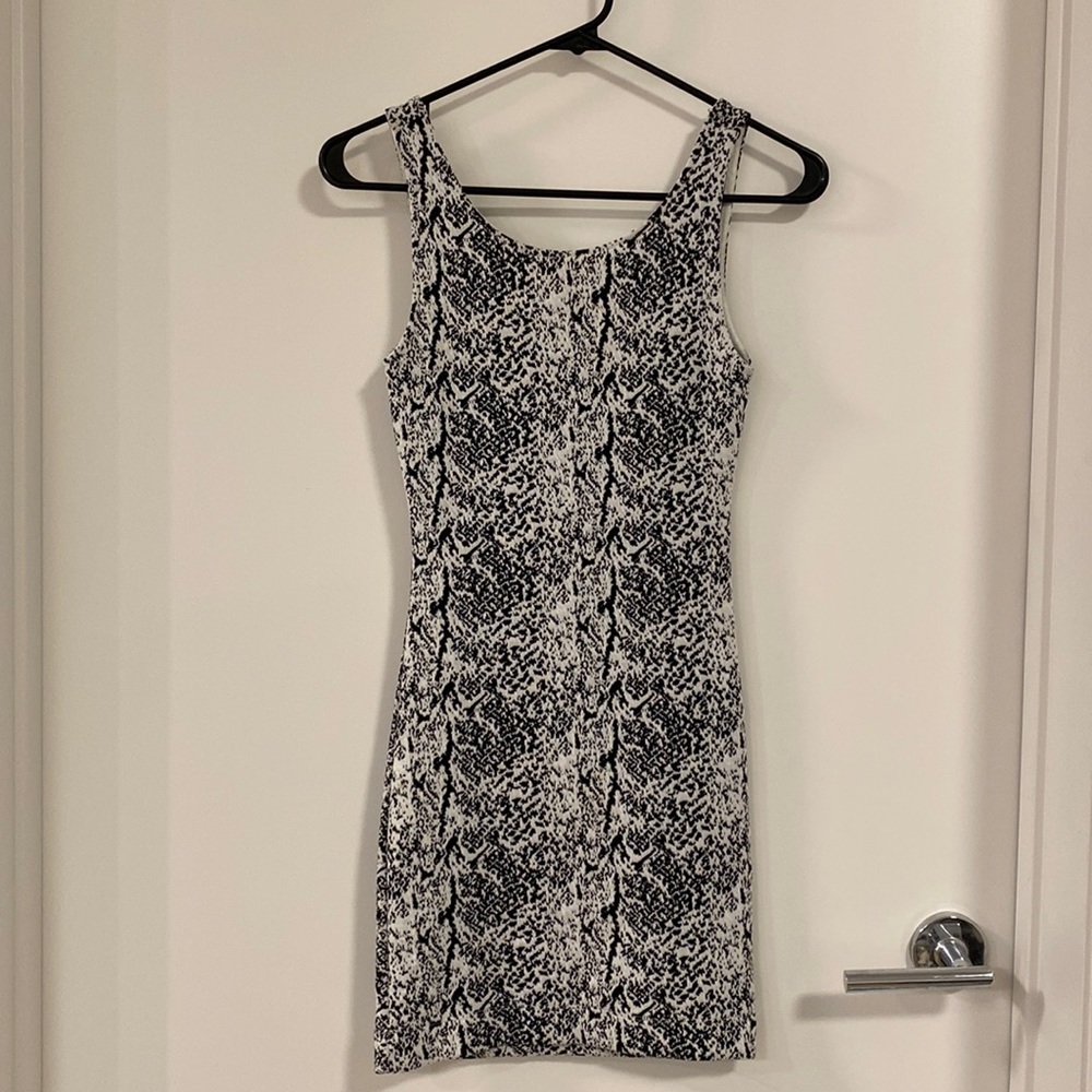 H&M - Size 2 - dress/long tank - black and white pattern
